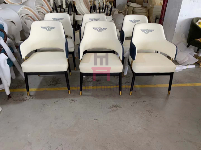 Kursi Makan Kulit Berlapis Busa Kepadatan Tinggi Dengan Kursi Makan Kulit Berlapis Busa Kepadatan Tinggi Dengan