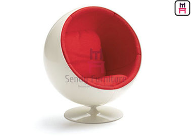 Warna Merah Telur Kursi Fiberglass, FD-1409 Eero Aarnio Globe Kursi 42 '' 39 '' 48 ''