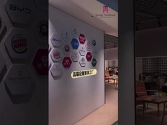 Kursi Restoran Logam Berada di Belakang Dengan Lapisan Kulit