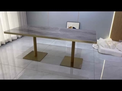 Baja tahan karat mawar emas meja makan restoran mewah atas marmer dengan jahitan emas